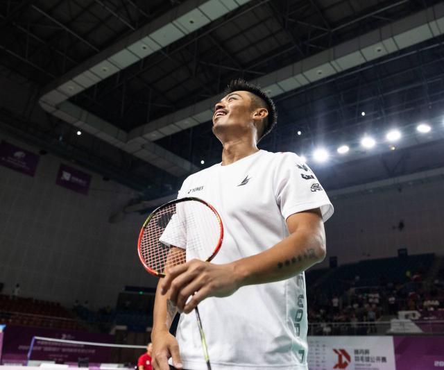 一位球员执 一位球员执